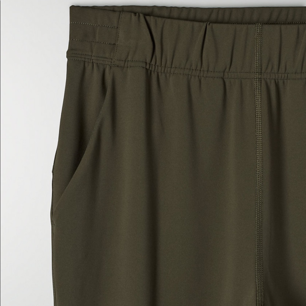 Aritzia - The Group by Babaton
Weekender Full Pant Riverbend (olive green) large